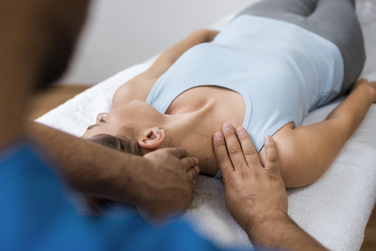 Osteopath behandelt liegende Frau